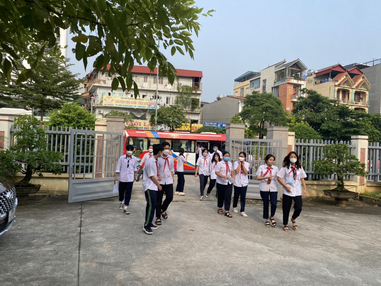 Hà Nội tổ chức xe đưa đón gần 100 học sinh đến điểm cấp CCCD gắn chip-2