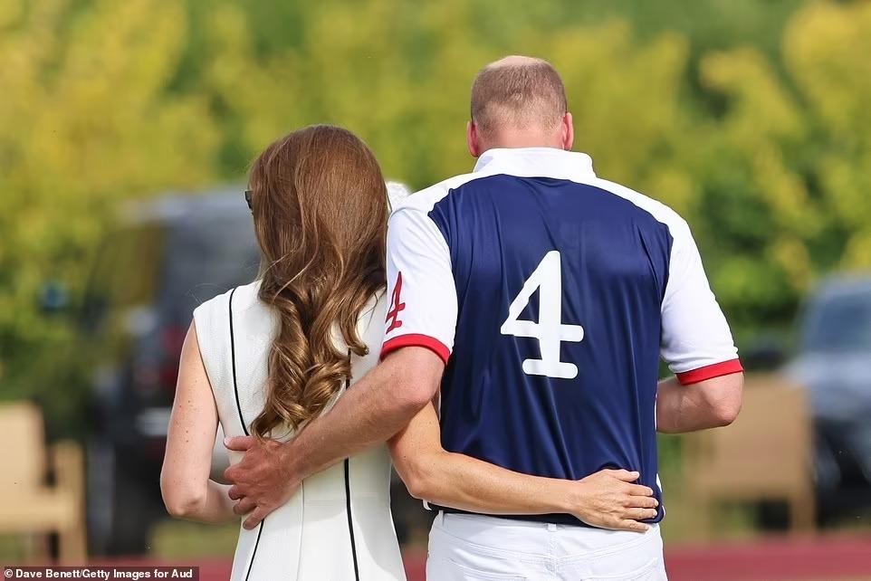 Công nương Kate rạng ngời trên sân đấu polo, được chồng hôn mừng chiến thắng-12
