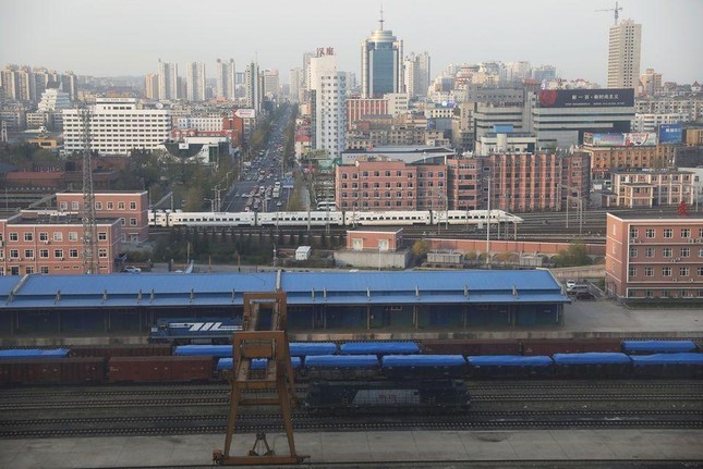 Hơn 10 toa chở hàng từ Trung Quốc tới Triều Tiên, vận tải đường sắt khôi phục sau 5 tháng tạm dừng-cover-img