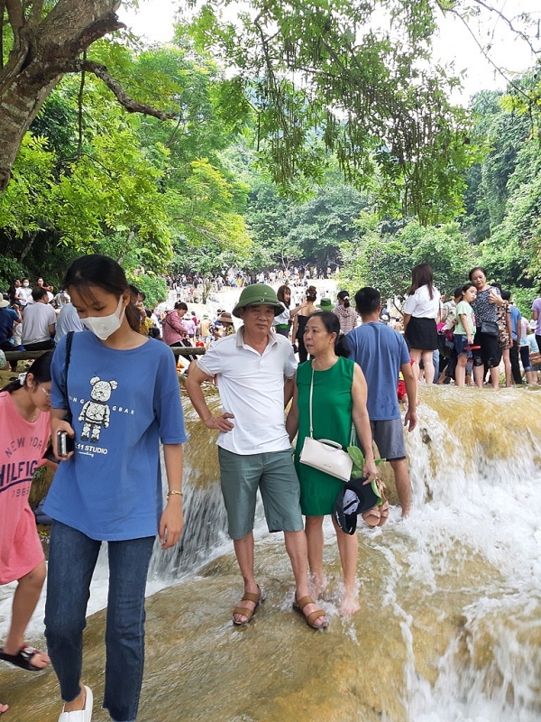 Thanh Hóa: Hàng vạn người đổ về điểm du lịch thác Mây trong kỳ nghỉ lễ-4