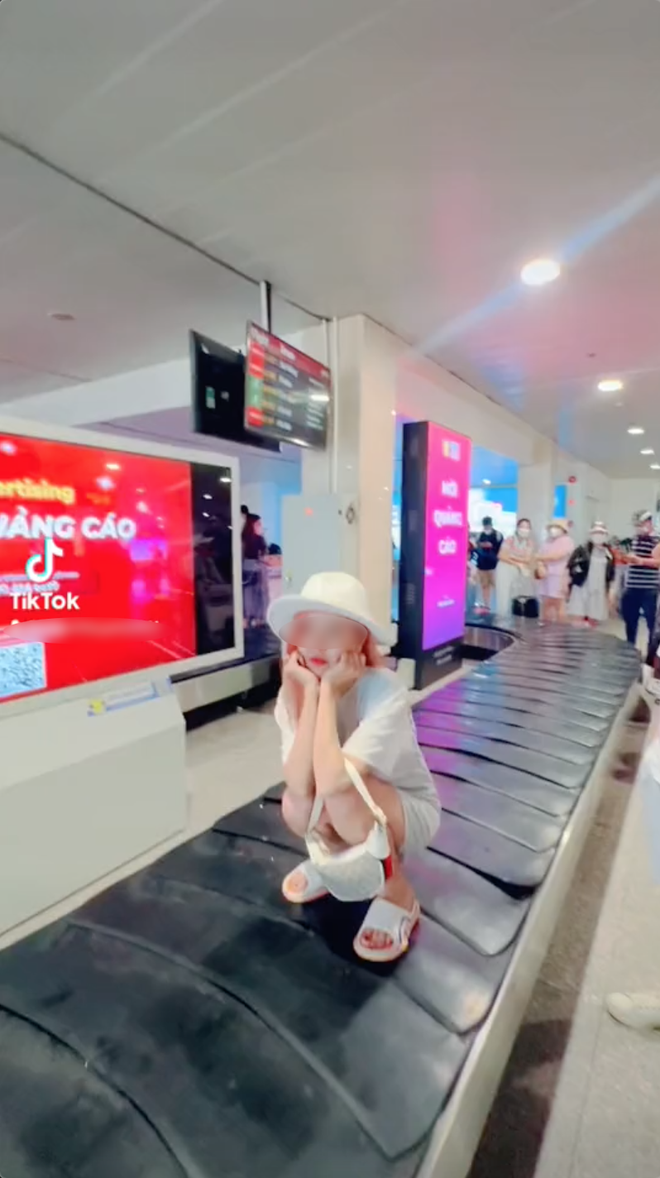 Clip cô gái thản nhiên ngồi lên băng chuyền hành lý sân bay gây phẫn nộ-1