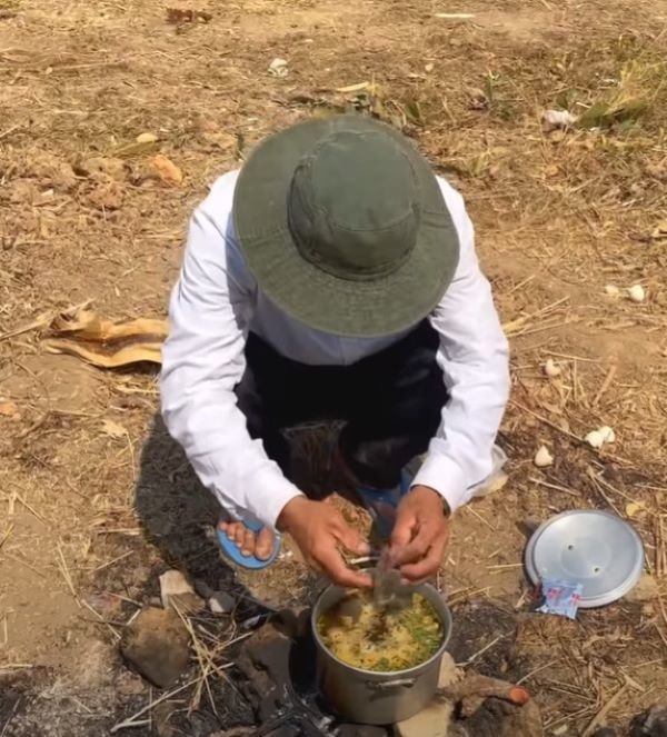 Sở hữu khối tài sản bạc tỷ nhưng bữa cơm của Quang Linh Vlogs khiến dân tình “ngỡ ngàng”-8