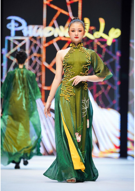 Mẫu nhí Lê Trần Kim Chi tự tin sải bước cùng siêu mẫu Long Lê làm vedette tại Lễ hội Áo dài-4