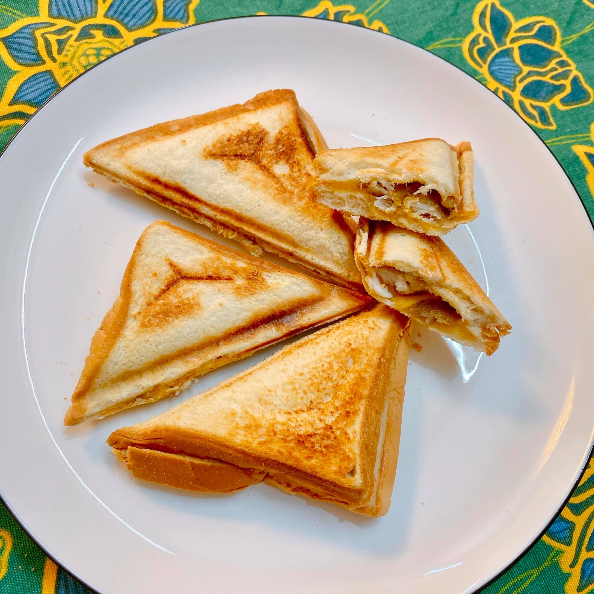 Sandwich cá chiên phô mai - Bữa sáng đơn giản bé nào cũng mê-1
