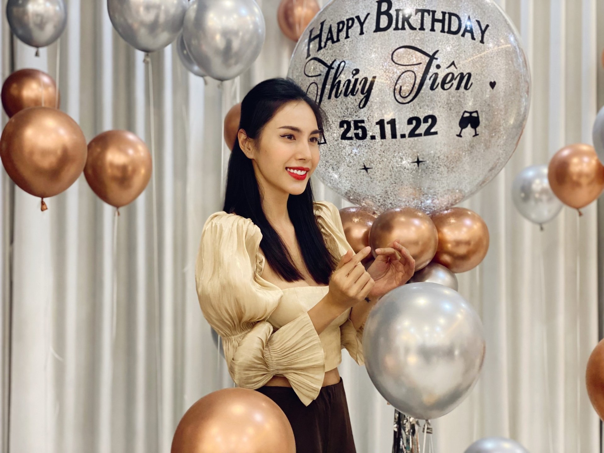 Ca sĩ Thuỷ Tiên được fan tổ chức sinh nhật bất ngờ, gửi gắm: "Trở thành fan chị là nghiệp của tụi em"-1
