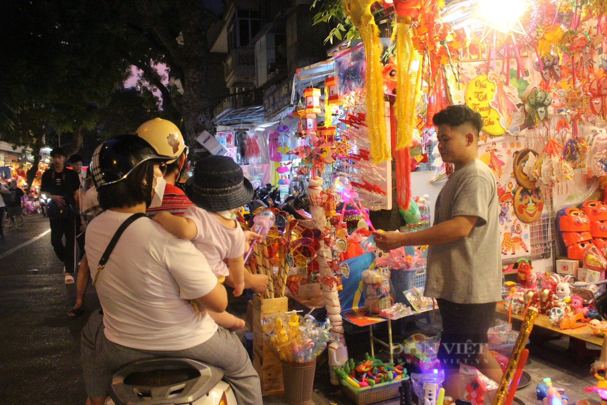 Hà Nội: Phố Hàng Mã "sáng đèn", du khách thỏa sức mua đồ Trung Thu sớm-8