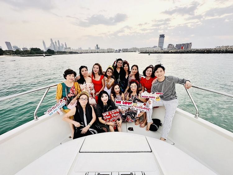 Phi Phụng, Dương Hồng Loan… mừng sinh nhật ca sĩ Ngọc Châu trên du thuyền ở Dubai-8