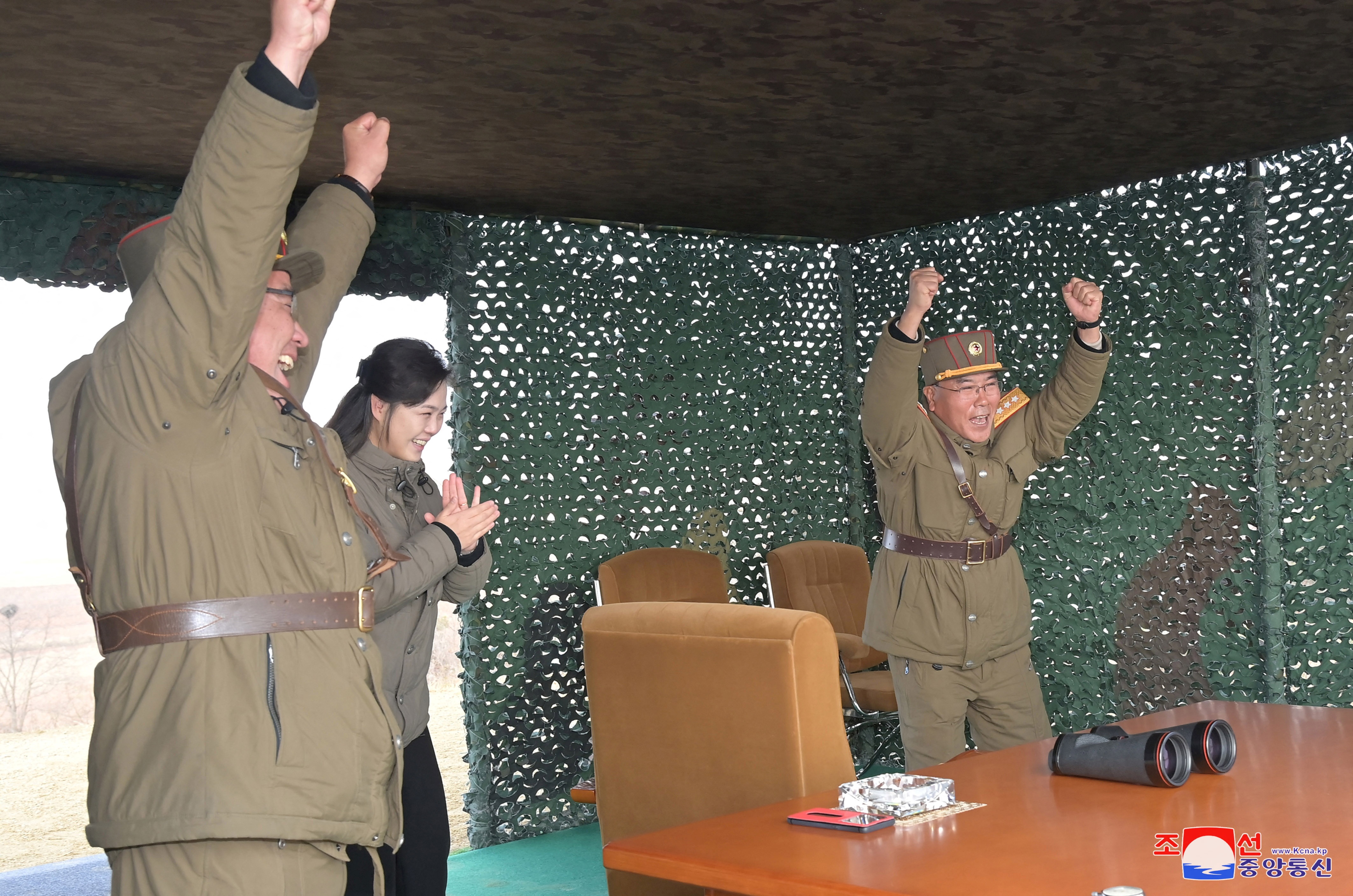 Con gái ông Kim Jong Un lần đầu xuất hiện trước công chúng-6