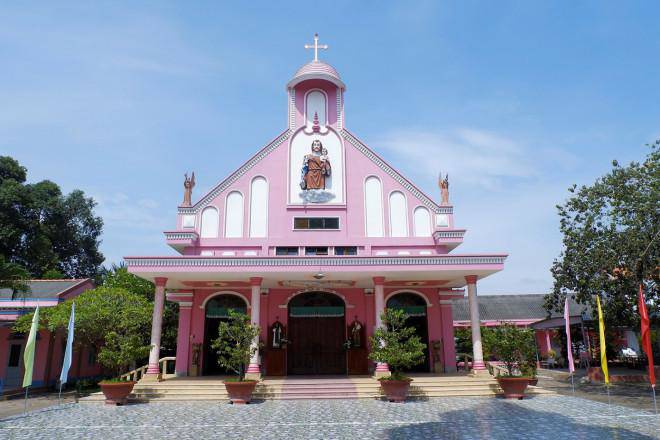 Ngôi nhà thờ màu hồng mơ màng ở Vĩnh Long-5