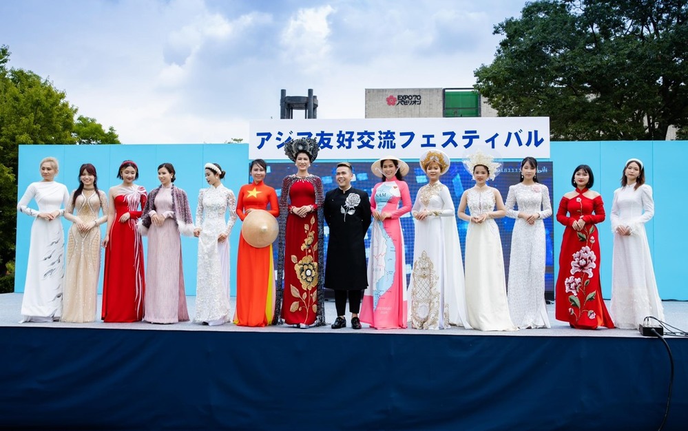 Trang Trần diện áo dài truyền thống, catwalk tại sân khấu Nhật Bản-5