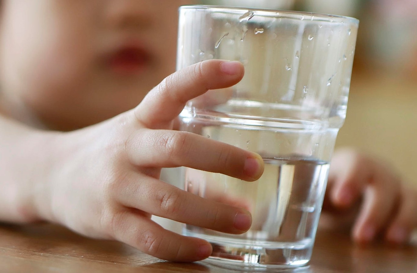 3 thời điểm uống nước tốt cho sức khỏe của trẻ-1