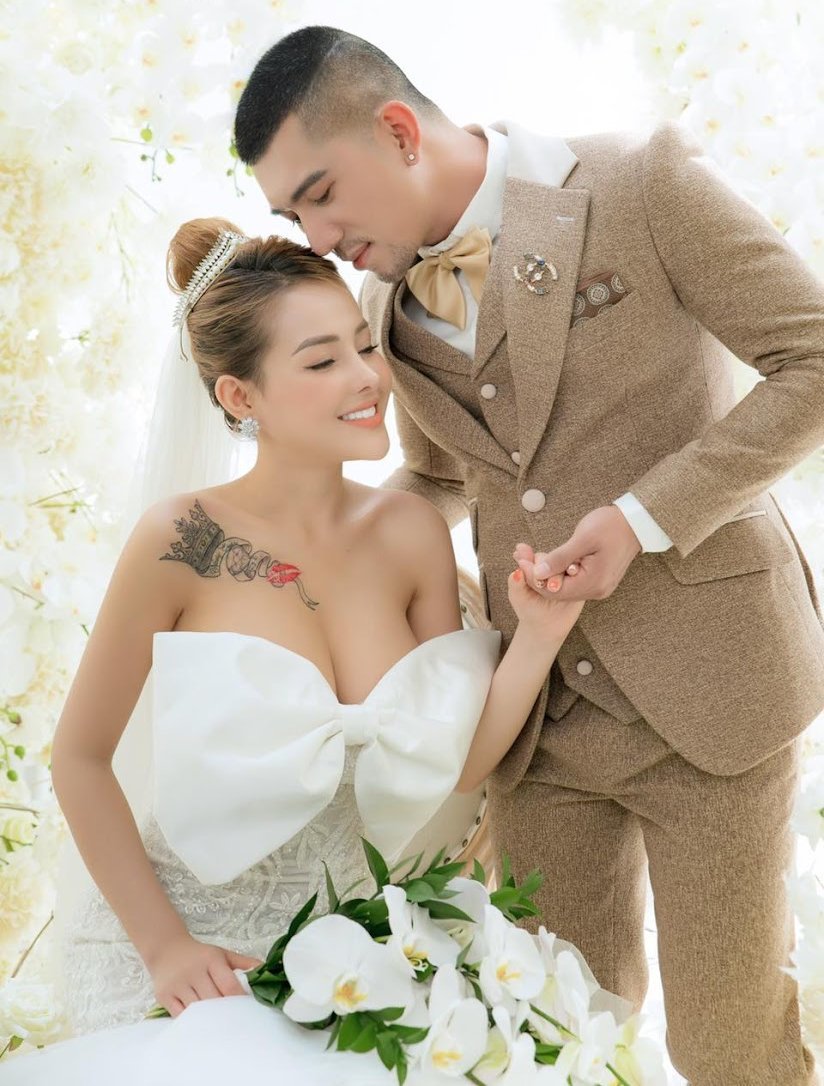 Mỹ nhân Việt chuộng váy cưới trễ nải khoe hình xăm-11