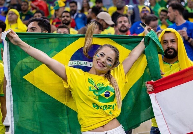 Những nữ cổ động viên Brazil xinh đẹp trên khán đài World Cup 2022-12
