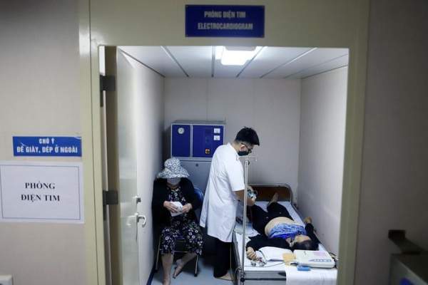 Tàu bệnh viện của Hải quân Việt Nam khám bệnh cho người dân Phú Yên-9