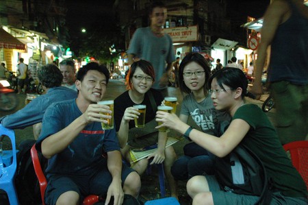 Khách Tây viết cẩm nang uống bia chuẩn Việt: Nâng cốc vì những tình huống có một không hai-2