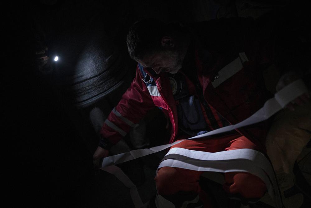 Bác sĩ Ukraine phẫu thuật dưới ánh đèn pin khi lưới điện bị đánh sập-6