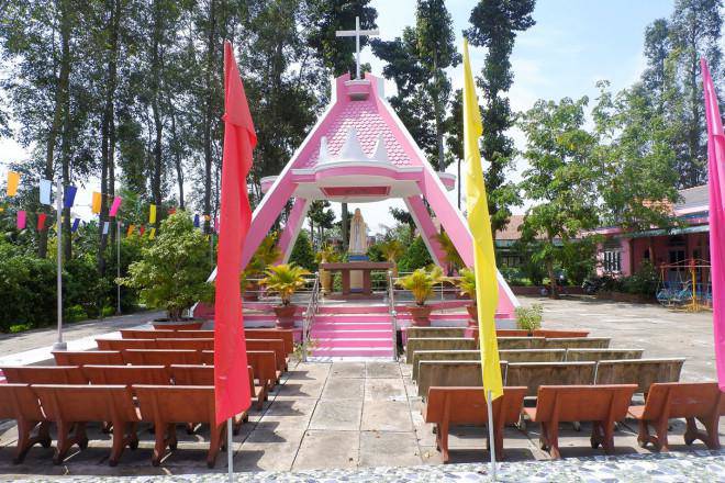 Ngôi nhà thờ màu hồng mơ màng ở Vĩnh Long-12