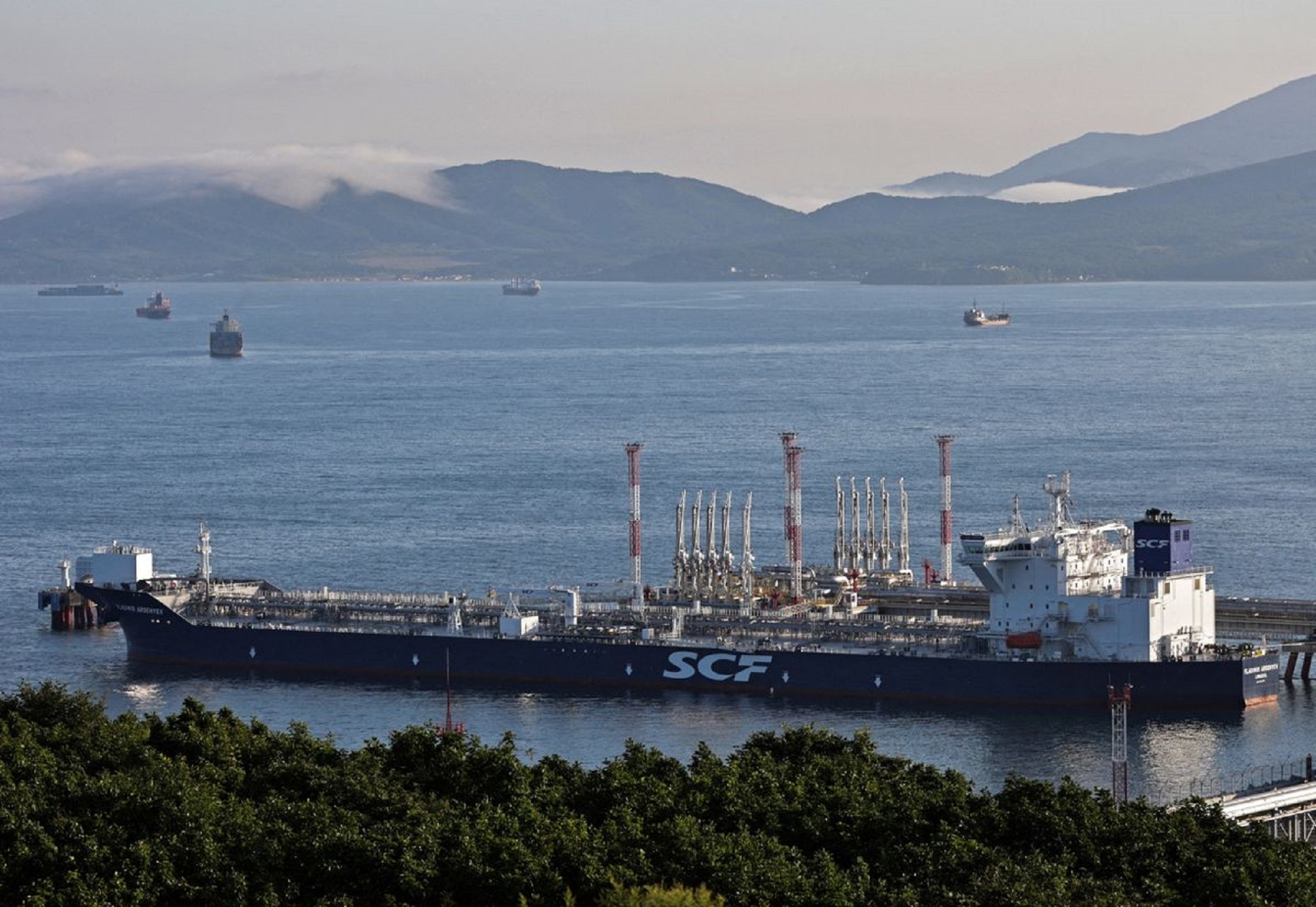 EU vẫn bất đồng về trần giá dầu Nga dù thời hạn cận kề-1