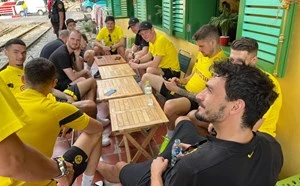 CLB Dortmund ngồi xích lô, uống cà phê đường tàu ở Hà Nội-cover-img