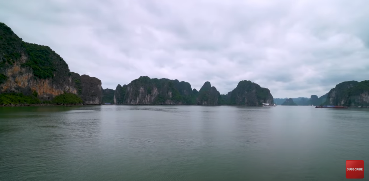 Khách Tây choáng ngợp với du thuyền đẳng cấp ở vịnh đẹp nhất Việt Nam: "Ở đây có mọi thứ!"-5