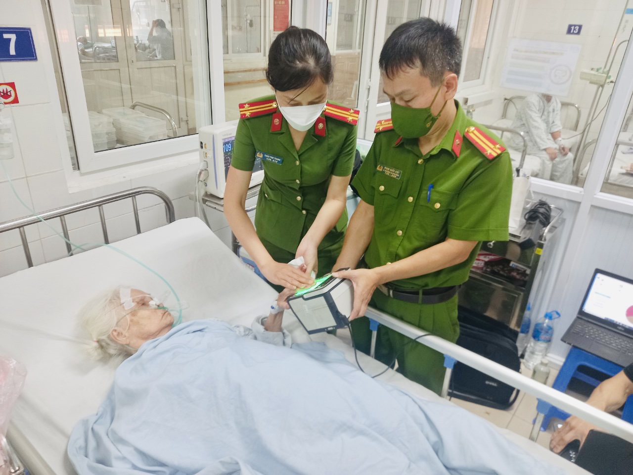 Quận Thanh Xuân: Công an đến bệnh viện cấp CCCD gắn chíp cho  bệnh nhân-1