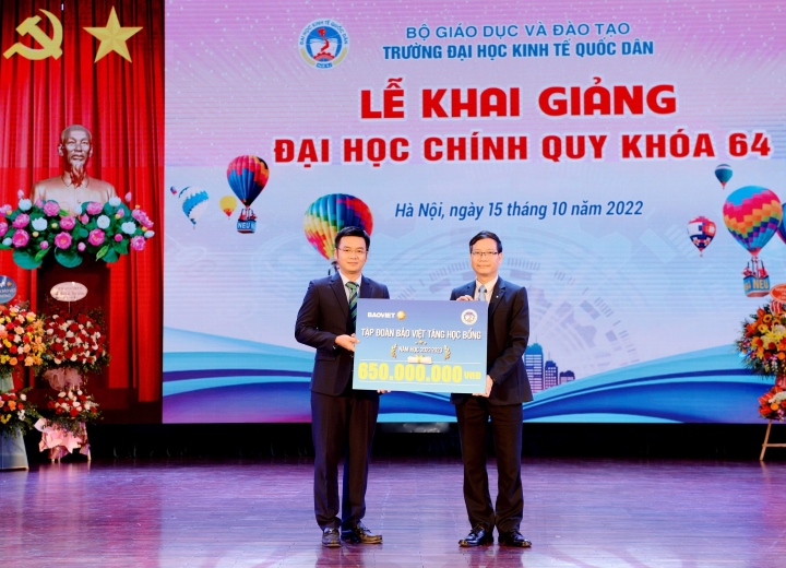 Bảo Việt trao học bổng 7 tỷ đồng cho sinh viên Đại học Kinh tế quốc dân-1