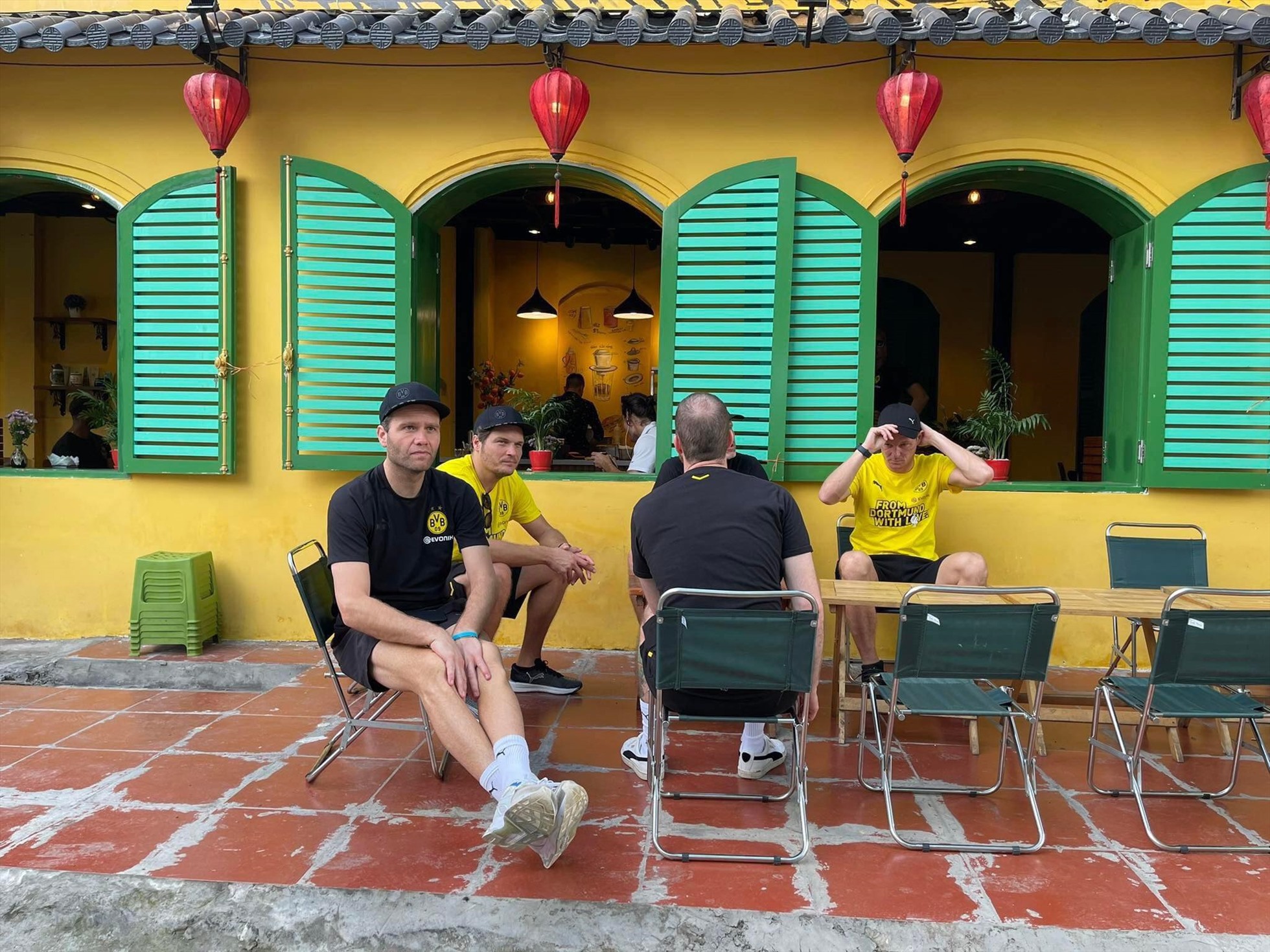 CLB Dortmund ngồi xích lô, uống cà phê đường tàu ở Hà Nội-2