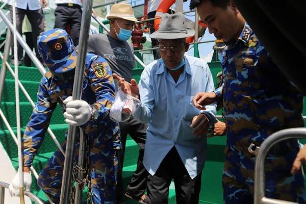Tàu bệnh viện của Hải quân Việt Nam khám bệnh cho người dân Phú Yên-3