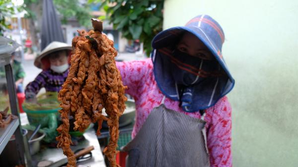 Bún riêu ruột vịt thắt bím hiếm nhất Sài Gòn, bán vèo vèo trong 3 tiếng-1