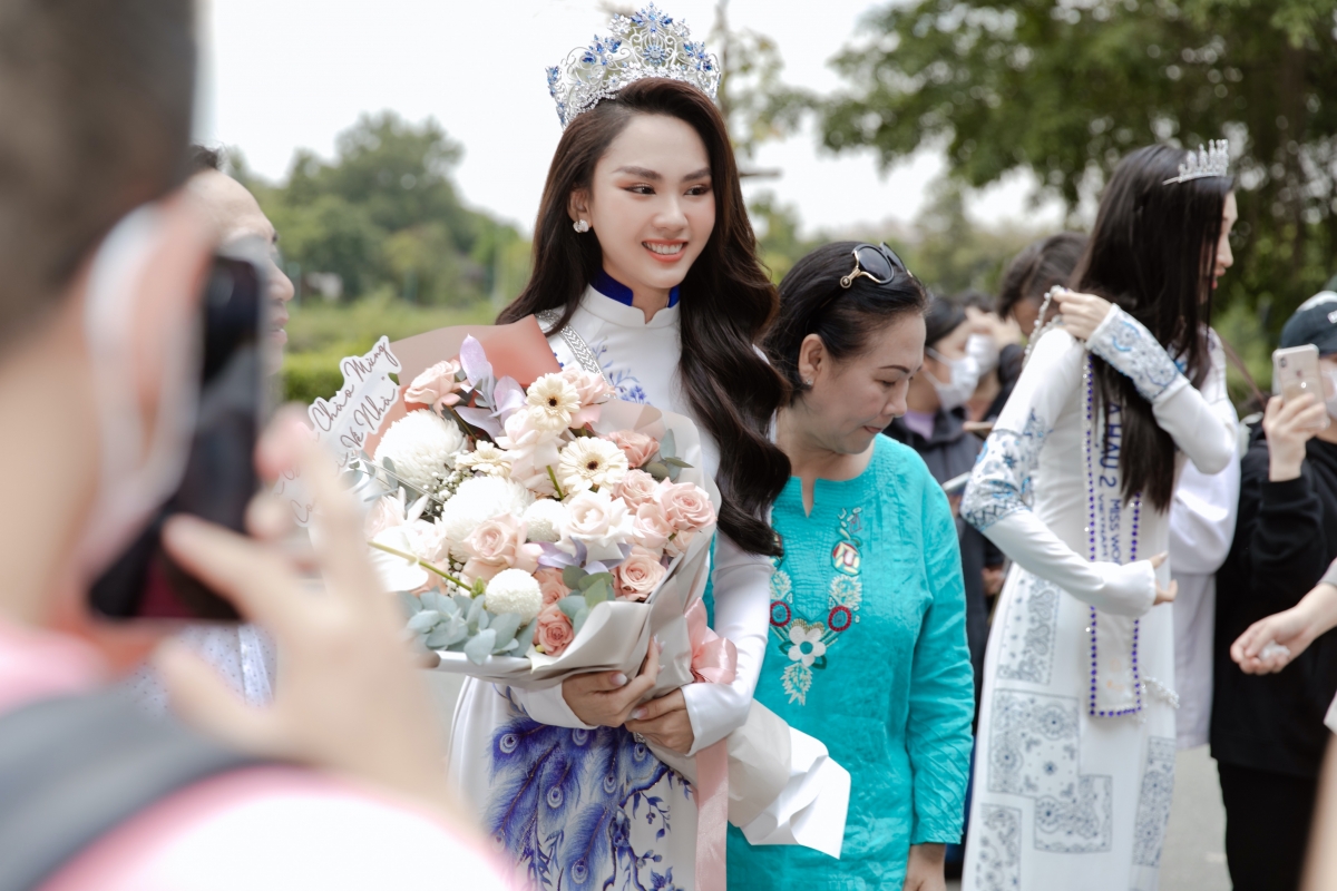 Hoa hậu Mai Phương diện áo dài nền nã, lần đầu trở về quê nhà sau đăng quang-9
