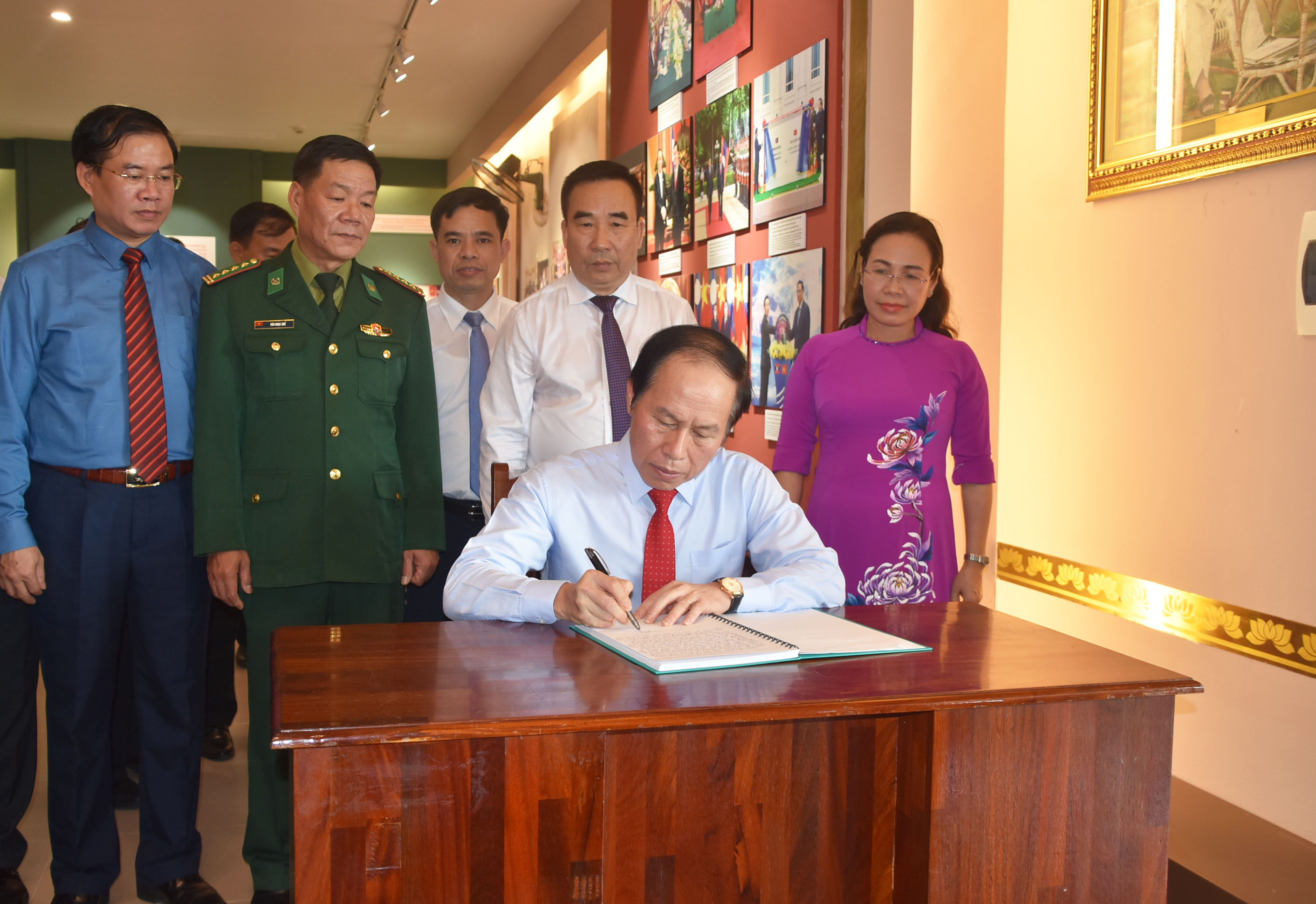 Vun đắp mối quan hệ hữu nghị vĩ đại Việt Nam - Lào mãi mãi xanh tươi, đời đời bền vững-10