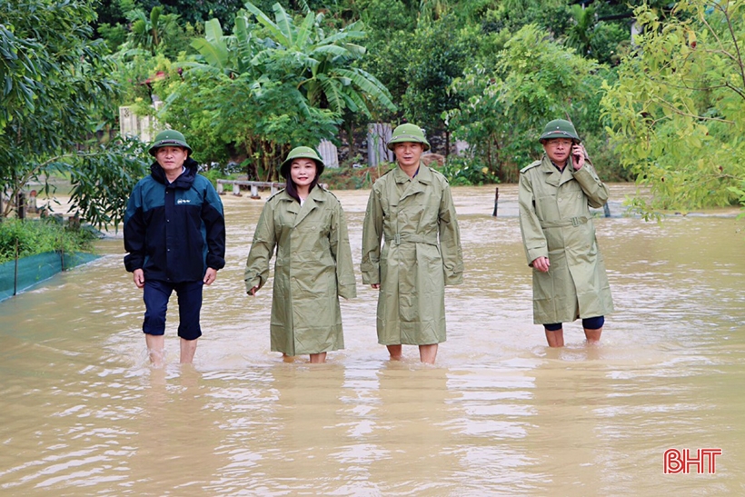 Vũ Quang: Nhiều tuyến đường bị sạt lở, vùng hạ du vẫn ngập sâu-4