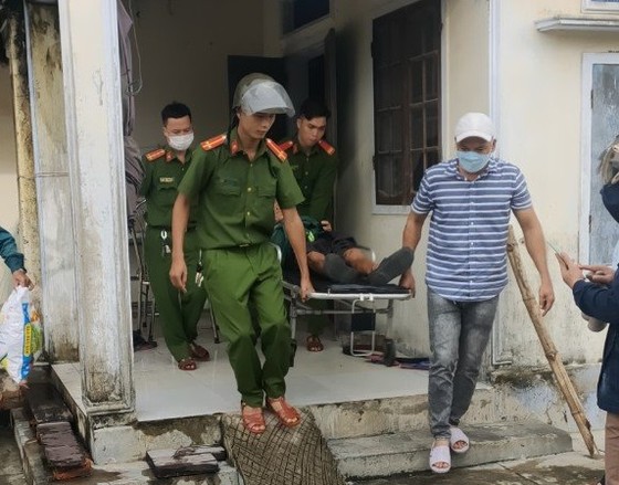 Hàng chục ngàn dân Quảng Nam gấp rút di tản đến nơi an toàn-3