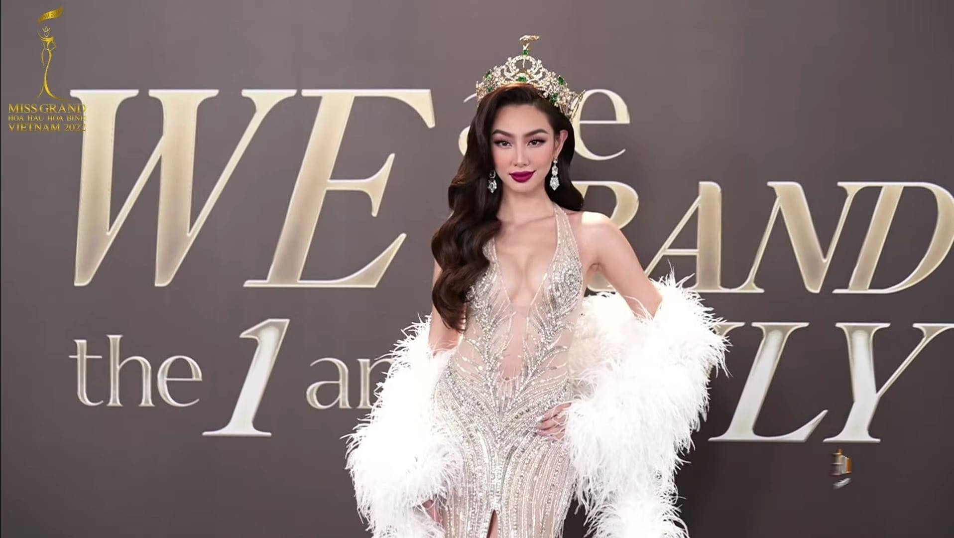 Thảm đỏ chung kết Miss Grand Việt Nam: Lona Kiều Loan "spotlight" với chiếc váy cồng kềnh được 4 vệ sĩ hộ tống-9
