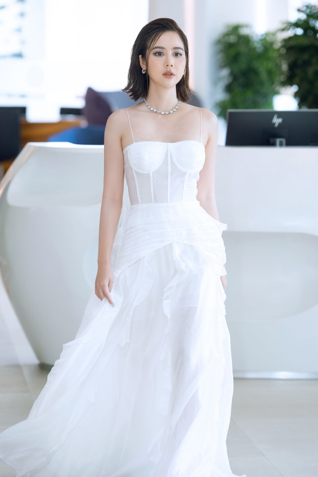 Phan Minh Huyền khiến công chúng ngây ngất với vẻ đẹp nữ thần khi diện váy trắng-4