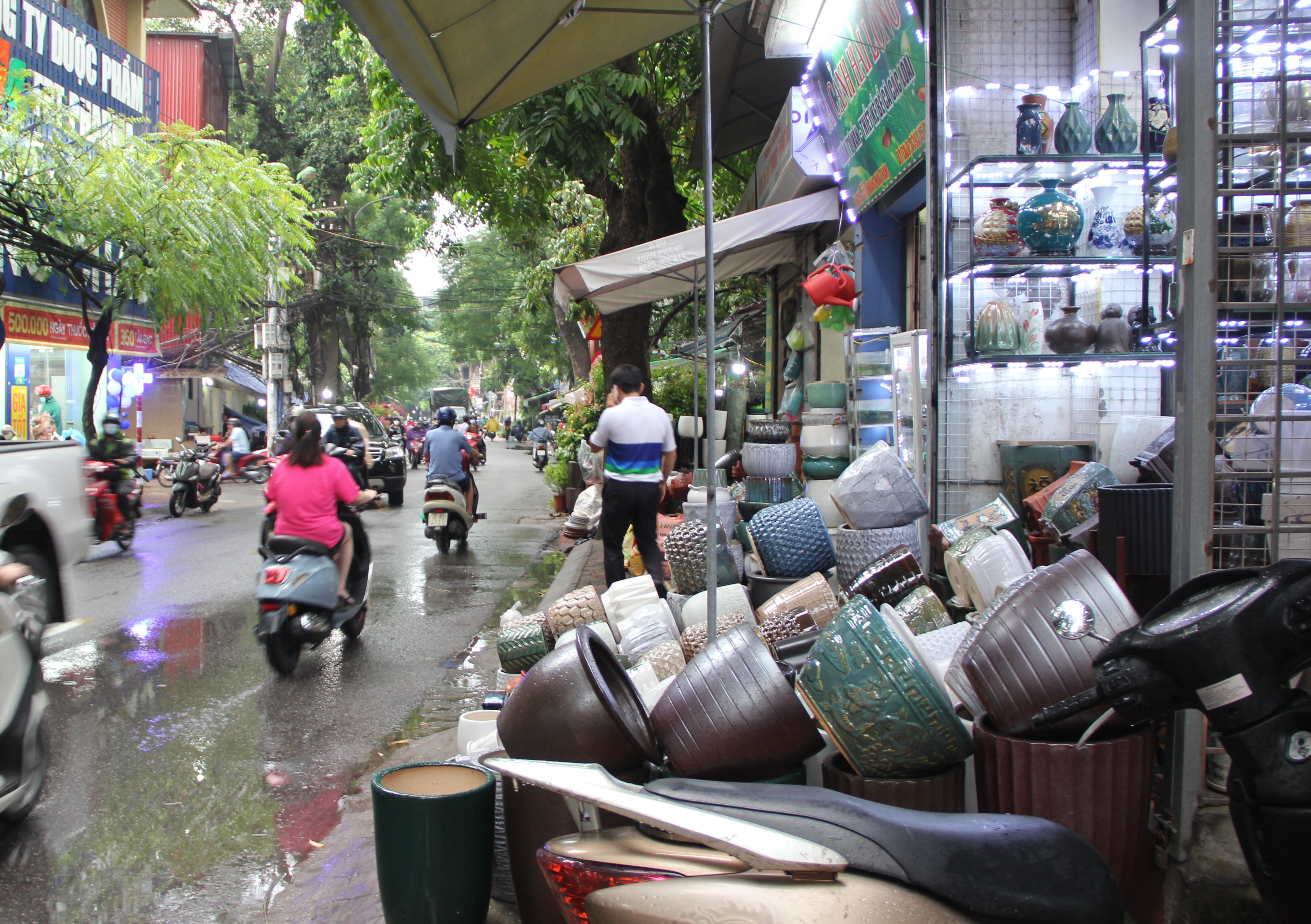Hà Nội: Vỉa hè đường Hoàng Hoa Thám bị chiếm dụng để bày bán cây cảnh, gốm sứ-11