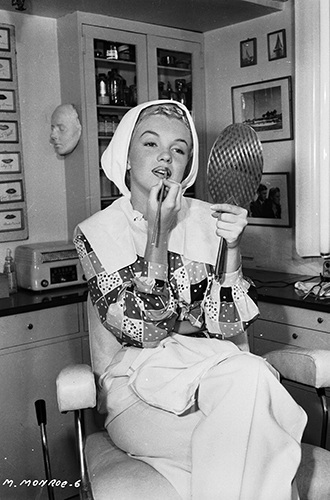 Chuyên gia trang điểm của nữ minh tinh Marilyn Monroe tiết lộ 'bí kíp' biến một người bình thường thành mỹ nhân-2