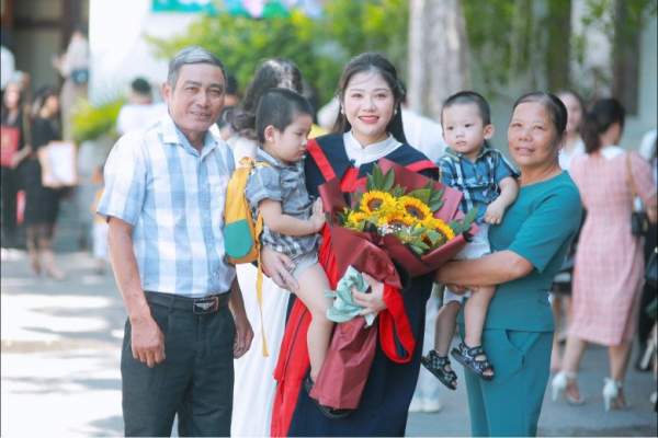 Lấy chồng hơn 9 tuổi, nữ sinh Hoa khôi Nghệ An vỡ kế hoạch, bế 2 con làm lễ tốt nghiệp-4