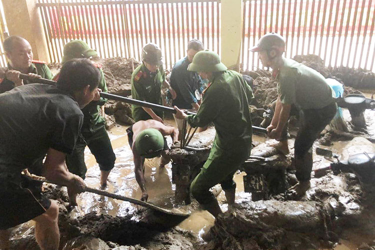 Xót xa loạt ôtô, xe máy ngập bùn bị lũ cuốn trôi ở Nghệ An-11