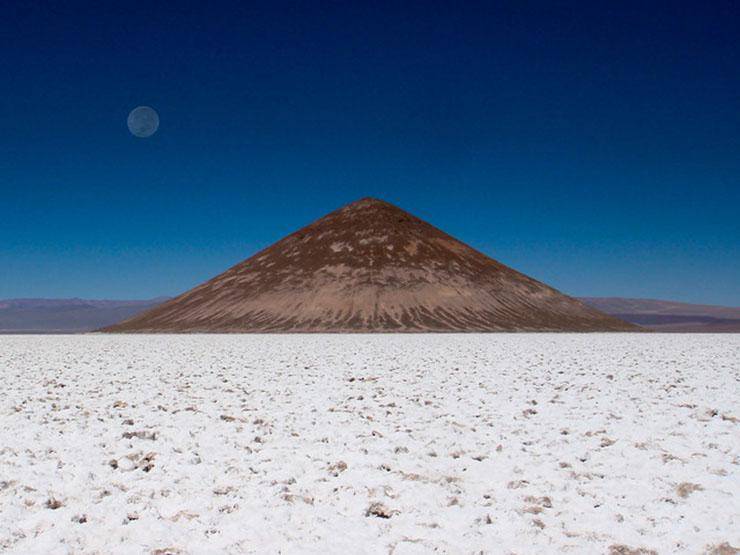 Kim tự tháp bí ẩn giữa cánh đồng muối, có hình nón hoàn hảo nhất TG-13