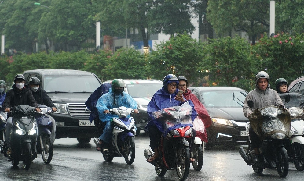 Dự báo thời tiết đêm nay và ngày mai (23-24/11): Hà Nội có mưa rào; vùng núi Đông Bắc Bộ có nơi trời rét; Bắc Trung Bộ mưa vừa, mưa to đến rất to-1