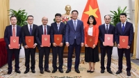 Thứ trưởng Ngoại giao Phạm Quang Hiệu trao quyết định tiếp nhận và điều động 7 cán bộ lãnh đạo cấp Vụ-img