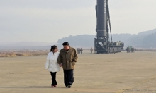 Ông Kim Jong-un dẫn con gái thị sát bãi phóng tên lửa-cover-img