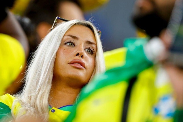 Những nữ cổ động viên Brazil xinh đẹp trên khán đài World Cup 2022-10