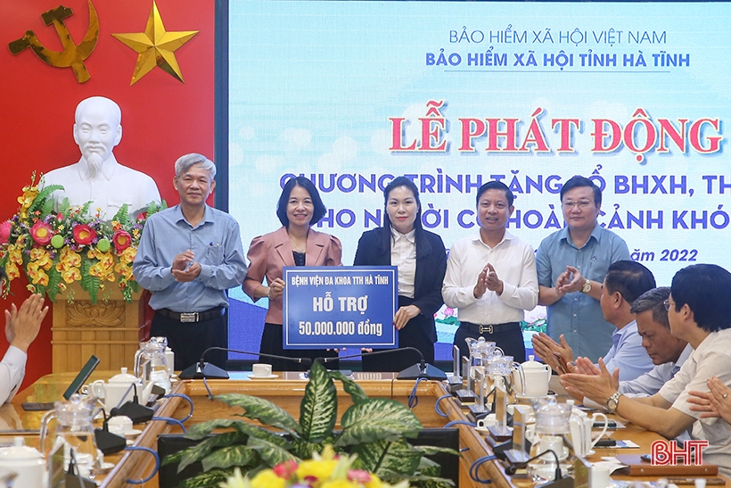 Tặng sổ BHXH, thẻ BHYT cho người có hoàn cảnh khó khăn ở Hà Tĩnh-7