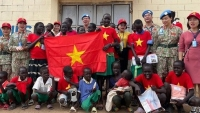 Phụ nữ và thanh niên Bệnh viện dã chiến Việt Nam thăm và tặng quà các trường học tại Nam Sudan-cover-img