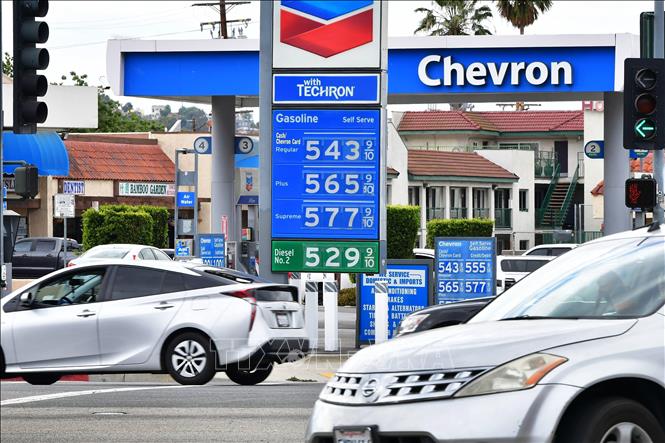 Mỹ: Cung không đủ cầu, giá xăng ở California tăng cao kỷ lục-1