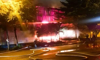 Nhà kho ở Quy Nhơn chìm trong biển lửa, cột khói bốc cao hàng chục mét-cover-img