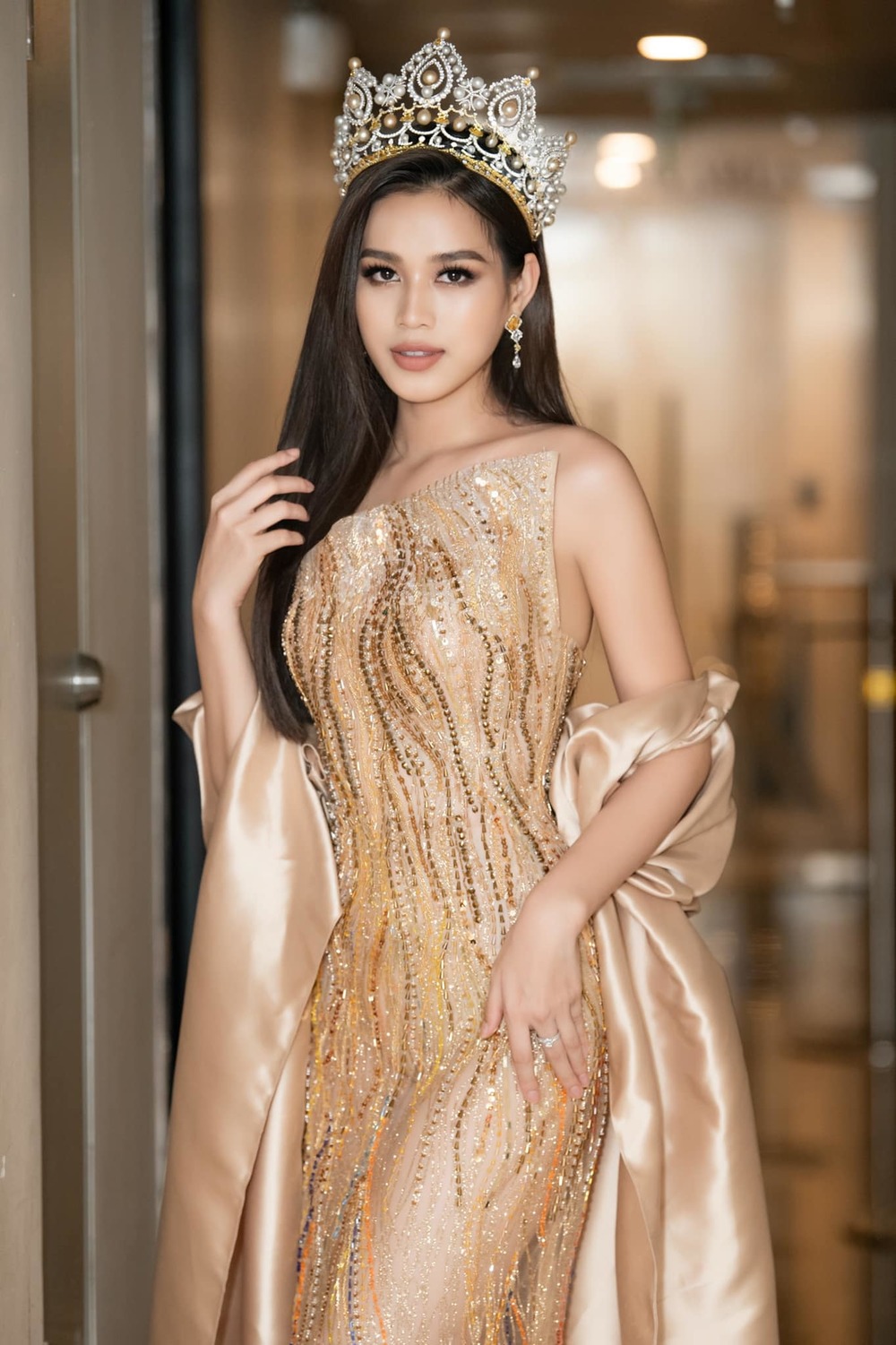 Hoa hậu Đỗ Thị Hà "5 lần 7 lượt" gặp sự cố trên thảm đỏ-2