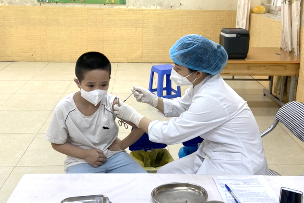 Hà Nội: Nhiều địa phương quyết liệt đẩy nhanh tiến độ tiêm vaccine cho trẻ-1